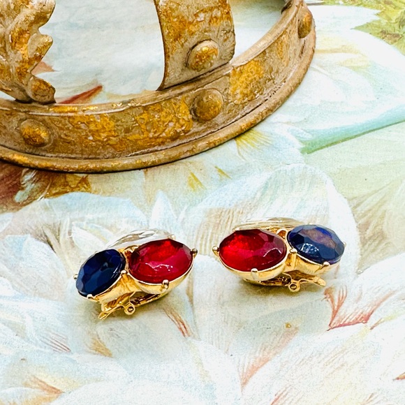 Vintage TRIFARI Clip Crystal Earrings - Picture 3 of 8